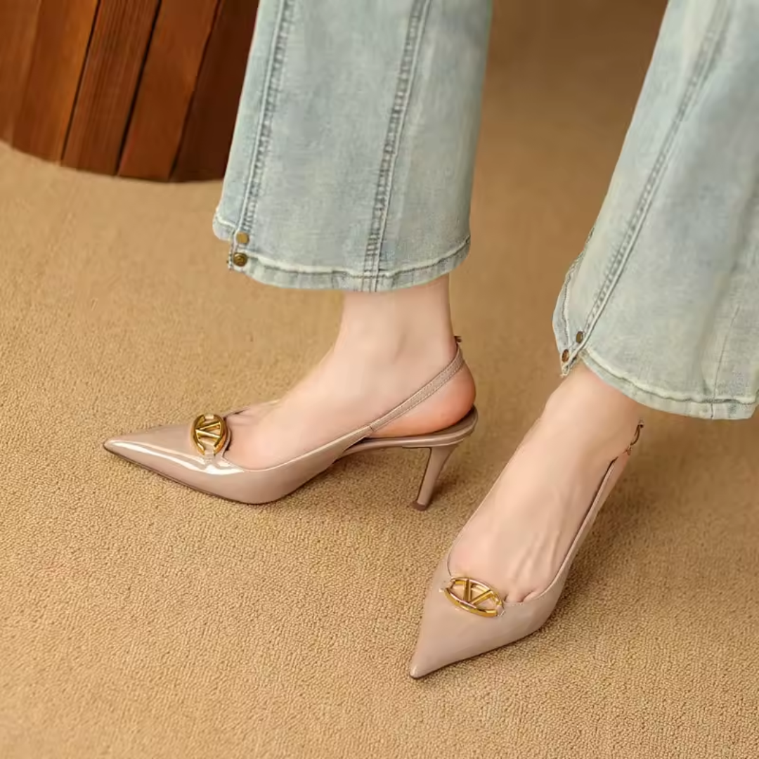 mules élégantes femme, slingback vernis imperméable, sandales classiques en cuir, escarpins mule soirée, chaussures femme talon 7 cm, sandales avec plateforme confort, chaussures bout pointu chic, sandales imperméables vernies, escarpins artisanaux femme, sandales soirée 2025 tendance