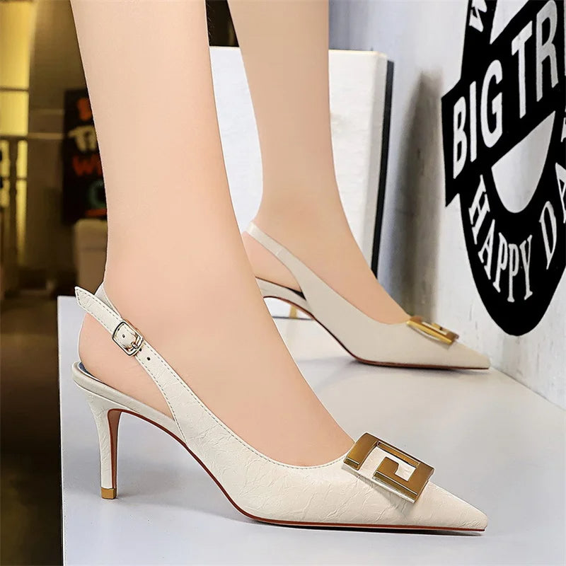 sandales femme bouton carré, slingback talon moyen, chaussures bout pointu élégantes, sandales slip-on femme, escarpins chic confortables, sandales pour bureau femme, sandales géométriques femme, chaussures noires blanches vertes, sandales modernes été 2025, talons carrés femme tendance