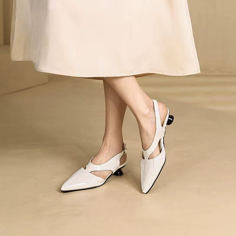 sandales femme bout pointu, slingback talon bas, chaussures femme élégantes 2025, sandales design artistique, sandales avec boucle, chaussures mode grande taille, sandales modernes confortables, talons 3 cm femme, chaussures originales femme, sandales habillées discrètes