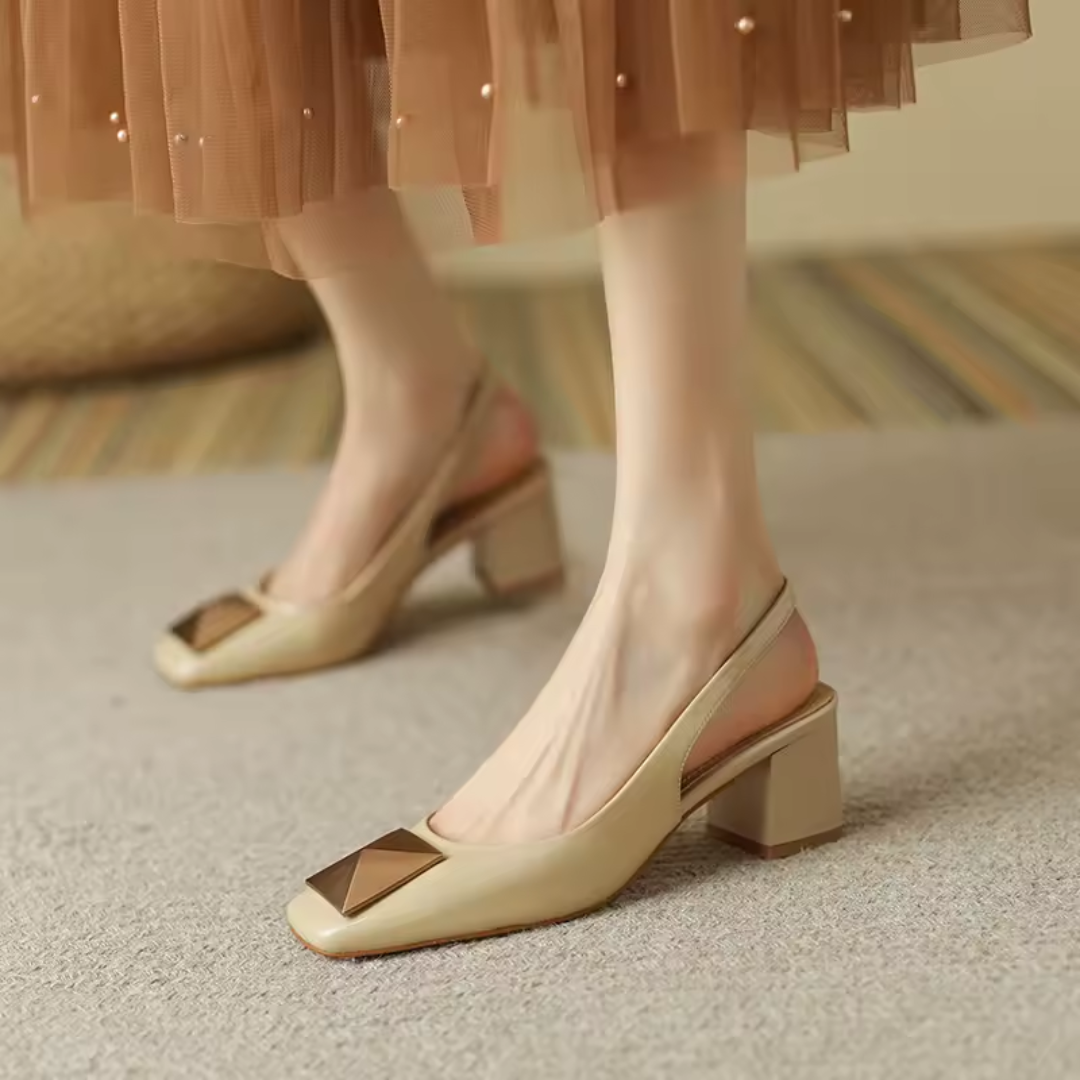 mules élégantes femme, slingback vernis imperméable, sandales classiques en cuir, escarpins mule soirée, chaussures femme talon 7 cm, sandales avec plateforme confort, chaussures bout pointu chic, sandales imperméables vernies, escarpins artisanaux femme, sandales soirée 2025 tendance